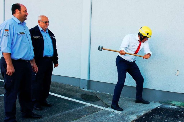 Beobachter beim  Hammerschlag von  Joh... Dieter Lehmann vom Ortsverband Lahr.   | Foto: Wolfgang Beck