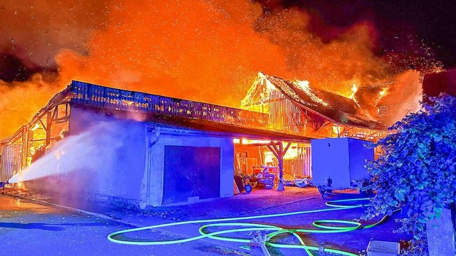 In der Nacht von Sonntag auf Montag brannt in Neumhl eine Scheune komplett ab.  | Foto: Einsatz-Report24