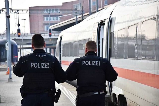 Die grenzberschreitenden Zugverbindun...egulre Einwanderung ber die Schweiz.  | Foto: Kathrin Ganter
