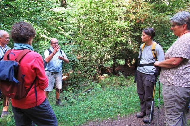Schwarzwaldguide  Wilfried Enderle erlutert Wissenswertes im Wald.  | Foto: Susanne Haupt-Kerkovius