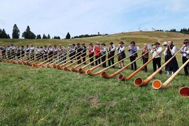 Knapp 100 Alphörner erklingen beim Musikantentreffen auf dem Feldberg
