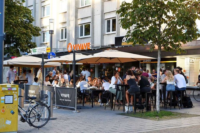 Das Caf Vivave belebt die Ecke Bertol...eckring beim Platz der Alten Synagoge.  | Foto: Rita Eggstein