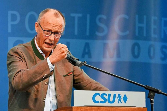 CDU-Chef Friedrich Merz spricht auf de...lamoos im niederbayerischen Abensberg.  | Foto: Sven Hoppe (dpa)