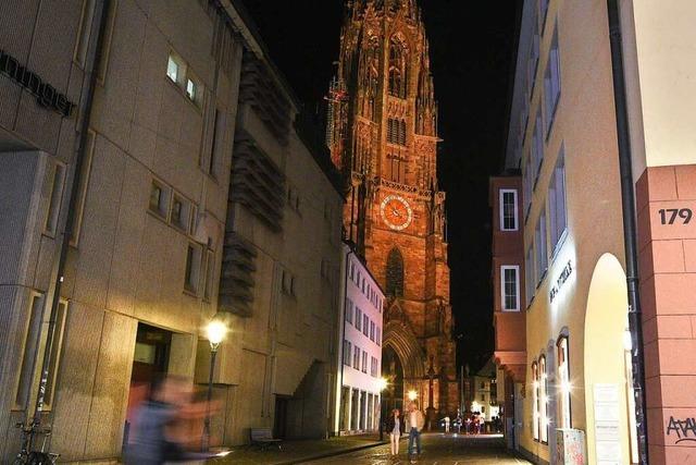 19-Jähriger klettert nachts am Freiburger Münster, stürzt ab und verletzt sich schwer