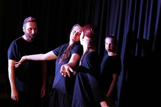 In Dnipro spielt eine Theatergruppe nach, was ihr Publikum im Krieg durchlebt