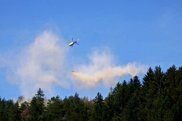 Leise rieselt der Kalk: Ein Hubschraub...er Woche Kalk ber dem Staatswald aus.  | Foto: Robert Klausmann
