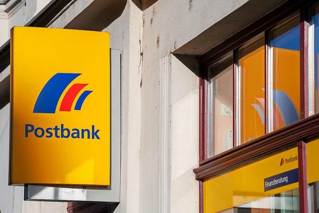 Die Postbank wird wegen Problemen bei einer IT-Umstellung kritisiert.  | Foto: Monika Skolimowska (dpa)