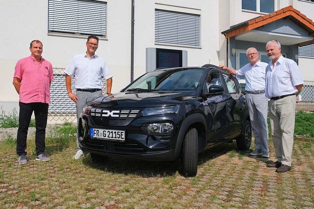 Das erste E-Auto der Stadt Mllheim ha... Bernhard Scherer (v. l.) vorgestellt.  | Foto: Martin Pfefferle