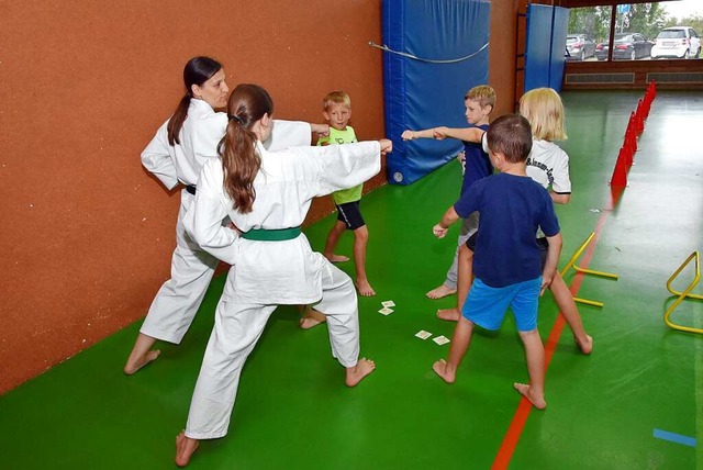 Die Kinder lernen erste Bewegungsablufe.   | Foto: Stefan Pichler