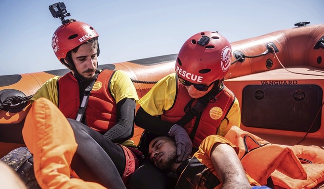 Freiwillige kmmern sich um einen Mann bei einer Rettungsaktion im Mittelmeer.  | Foto: Matias Chiofalo