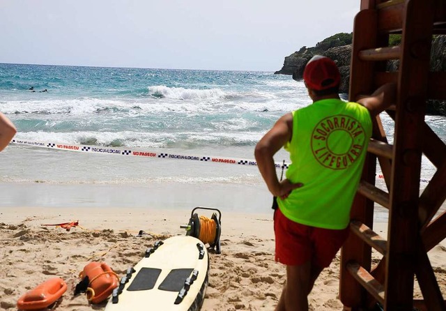 Rettungsschwimmer in Cala Anguia an ei...allorcas wurden zwei Leichen gefunden.  | Foto: Clara Margais (dpa)