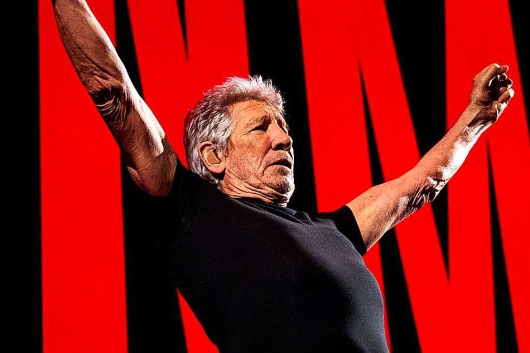 Er hat Pink Floyd theatral gemacht: Roger Waters in Hamburg im Mai  | Foto: Daniel Bockwoldt (dpa)