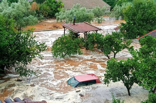 Pilion: Ein Auto steht im Hochwasser im Dorf Milina in der Region Thessalien.  | Foto: Thanasis Kalliaras (dpa)