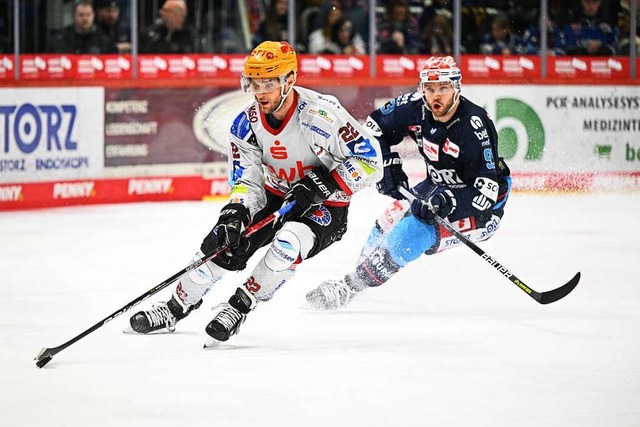 Vladimir Eminger (Pinguins Bremerhaven...ian Uvira (Schwenninger Wild Wings 93)  | Foto: IMAGO/Eibner-Pressefoto/Sven Laegler