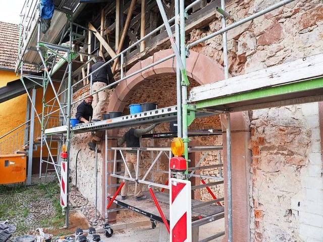 Die Steinmetze beseitigen die Schden am Malterdinger Torhaus.  | Foto: Michael Haberer
