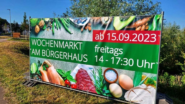 Ein groes Plakat beim Brgerhaus (im ...n neuen Kippenheimer Wochenmarkt hin.   | Foto: Karl-Stephan Kovacs