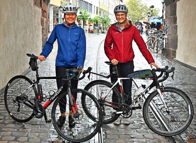 Lea Hamberger (links) und Ada Haas  si...Peaks Bike Race in 7,5 Tagen gefahren.  | Foto: Michael Bamberger