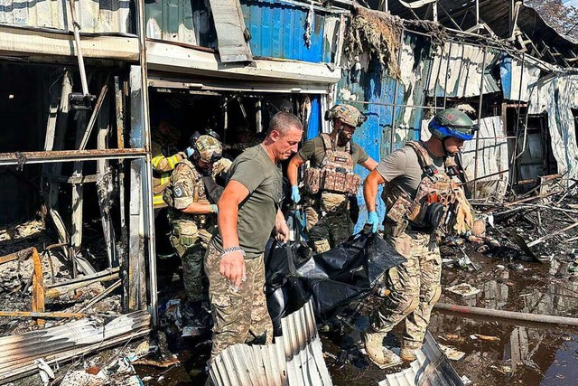 Soldaten und Rettungskräfte tragen die...ischen Polizei zur Verfügung gestellt. | Foto: - (dpa) Soldaten und Rettungskräfte tragen die...ischen Polizei zur Verfügung gestellt. | Foto: - (dpa)