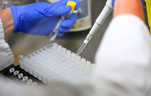Ein PCR-Test wird in einem Labor vorbe...inden nur noch selten Abstriche statt.  | Foto: Bernd Weibrod (dpa)