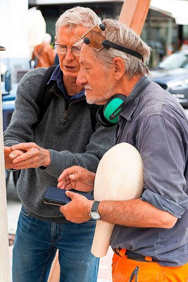 Viele bleiben stehen und unterhalten sich mit den Knstlern.  | Foto: Wolfgang Scheu