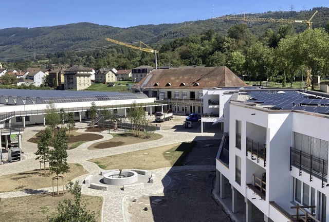 Der Blick vom Verwaltungsgebude auf d...nd die Scheddcher der frheren Fabrik  | Foto: Annemarie Rsch