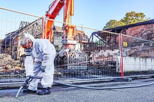 Nach Brand in Kehl-Neumhl: Stadt und Gesundheitsamt warnen vor Asbest