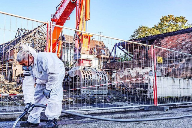 Beim Grobrand in Kehl-Neumhl sind au... um die Asbestbelastung zu reduzieren.  | Foto: Lardjah Narba, Stadt Kehl