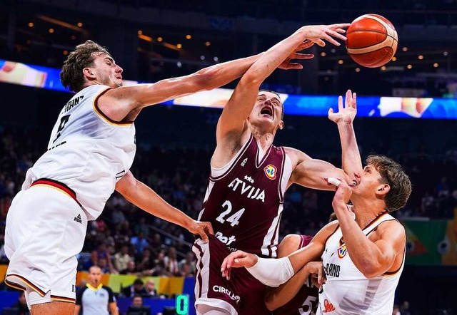 Franz Wagner (links) und ein bisschen ... Spieler Andrejs Grazulis  zu blocken.  | Foto: Michael Conroy (dpa)