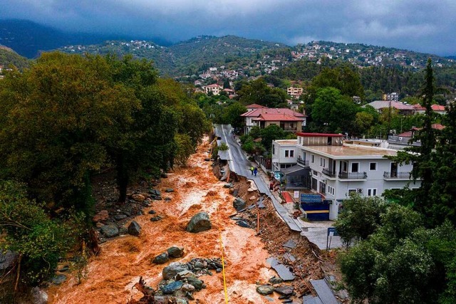 In der griechischen Stadt Volos haben die Wassermassen eine Strae weggerissen.  | Foto: STRINGER (AFP)