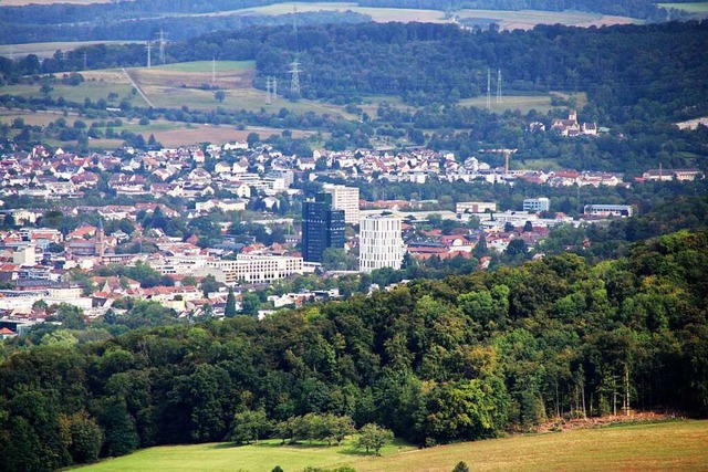 Freier Blick aus gut 150 Metern Hhe auf das Lrracher Stadtzentrum.  | Foto: Rolf Reimann