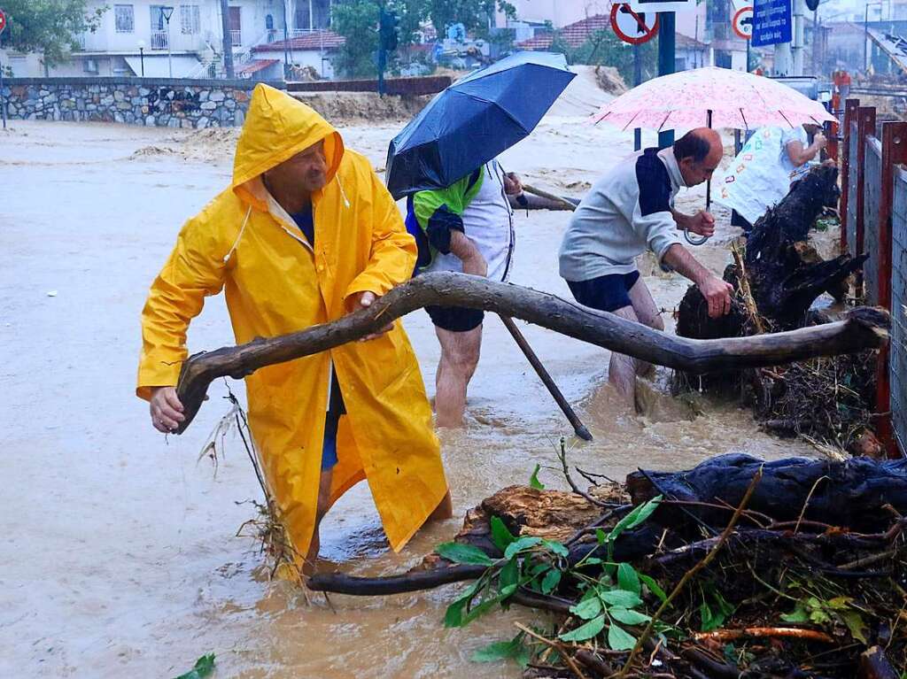 Nach verheerenden Waldbrnden hoffte man auf Entspannung durch Regen. Der kam jetzt. In Form von schweren Unwettern mit berschwemmungen. Die Trinkwasserversorgung, der Strom und das Handynetz ist in manchen Regionen ausgefallen.