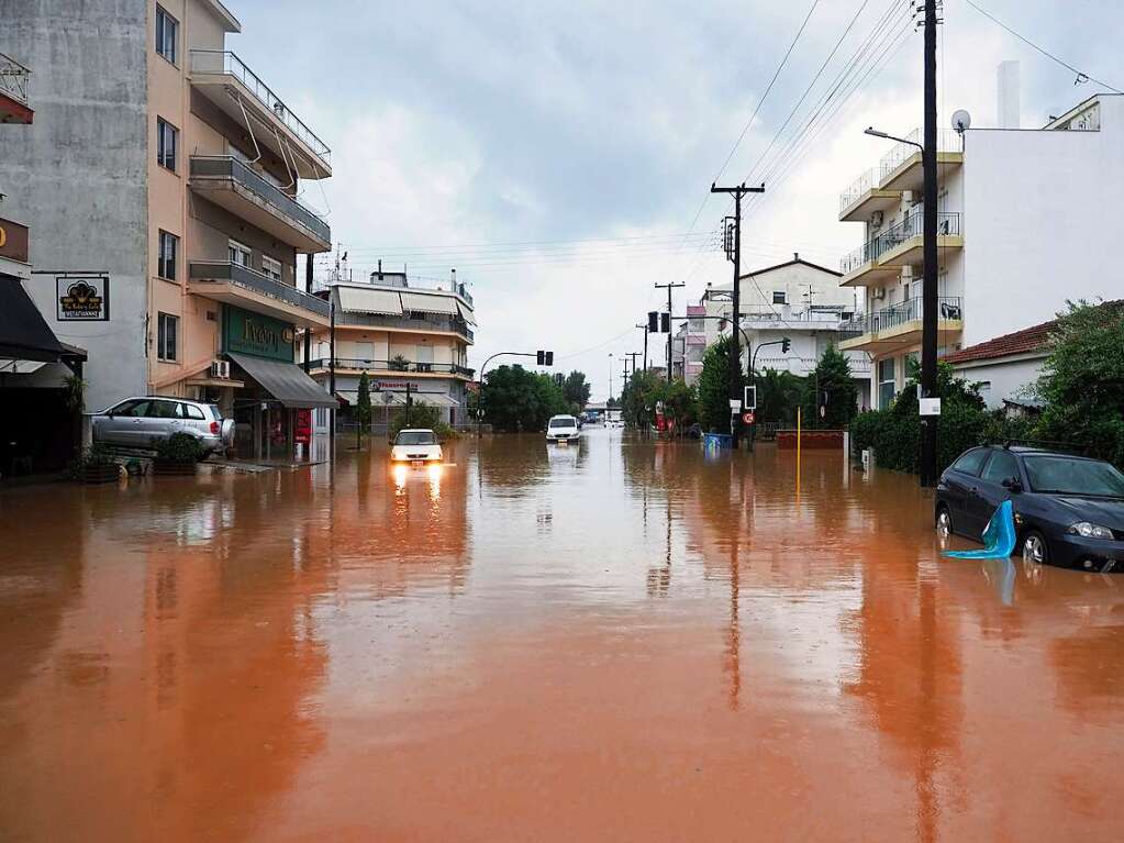 Nach verheerenden Waldbrnden hoffte man auf Entspannung durch Regen. Der kam jetzt. In Form von schweren Unwettern mit berschwemmungen. Die Trinkwasserversorgung, der Strom und das Handynetz ist in manchen Regionen ausgefallen.