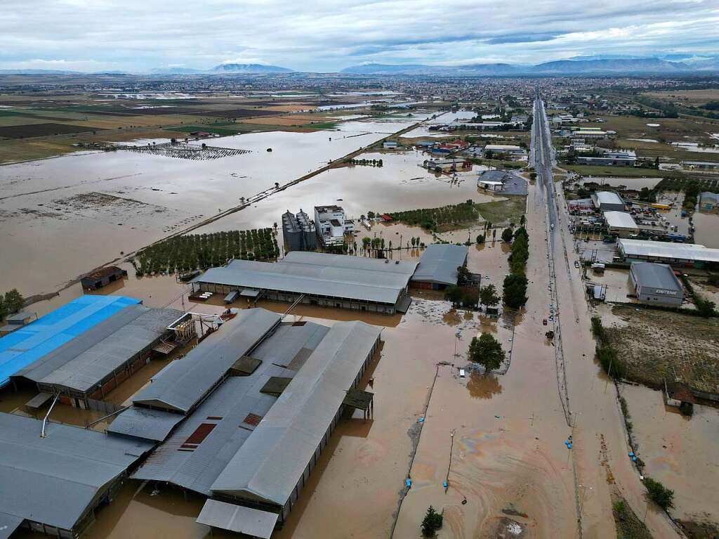 Nach verheerenden Waldbrnden hoffte man auf Entspannung durch Regen. Der kam jetzt. In Form von schweren Unwettern mit berschwemmungen. Die Trinkwasserversorgung, der Strom und das Handynetz ist in manchen Regionen ausgefallen.