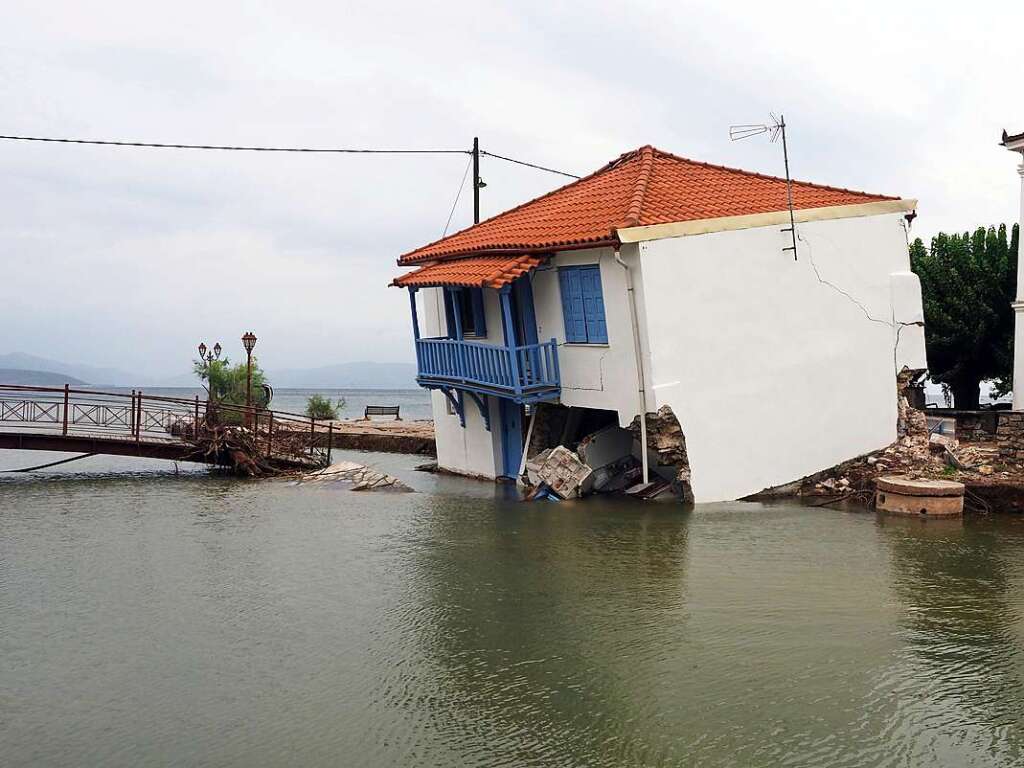 Nach verheerenden Waldbrnden hoffte man auf Entspannung durch Regen. Der kam jetzt. In Form von schweren Unwettern mit berschwemmungen. Die Trinkwasserversorgung, der Strom und das Handynetz ist in manchen Regionen ausgefallen.