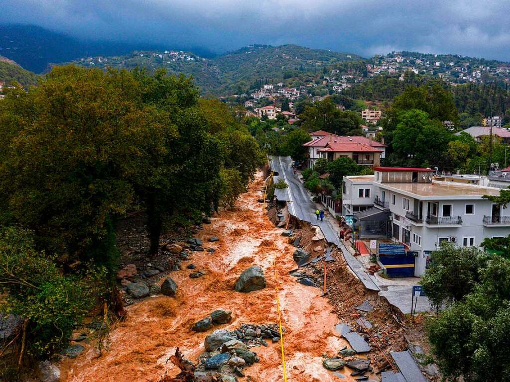 Nach verheerenden Waldbrnden hoffte man auf Entspannung durch Regen. Der kam jetzt. In Form von schweren Unwettern mit berschwemmungen. Die Trinkwasserversorgung, der Strom und das Handynetz ist in manchen Regionen ausgefallen.