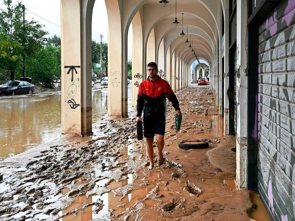 Nach verheerenden Waldbrnden hoffte man auf Entspannung durch Regen. Der kam jetzt. In Form von schweren Unwettern mit berschwemmungen. Die Trinkwasserversorgung, der Strom und das Handynetz ist in manchen Regionen ausgefallen.