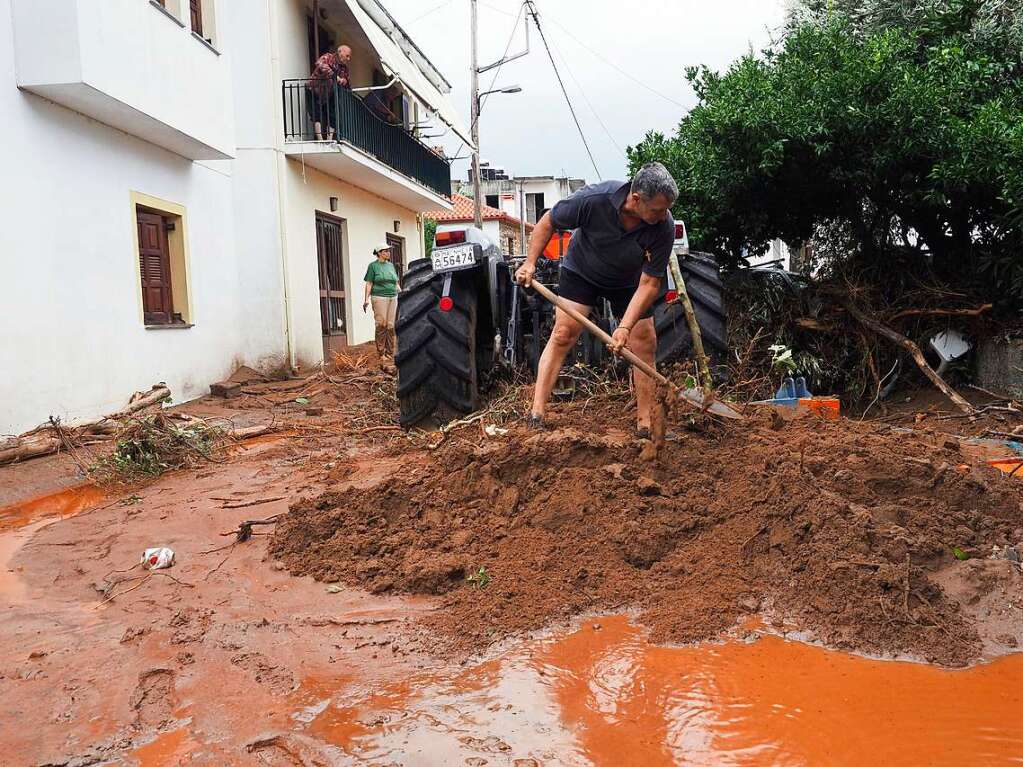 Nach verheerenden Waldbrnden hoffte man auf Entspannung durch Regen. Der kam jetzt. In Form von schweren Unwettern mit berschwemmungen. Die Trinkwasserversorgung, der Strom und das Handynetz ist in manchen Regionen ausgefallen.