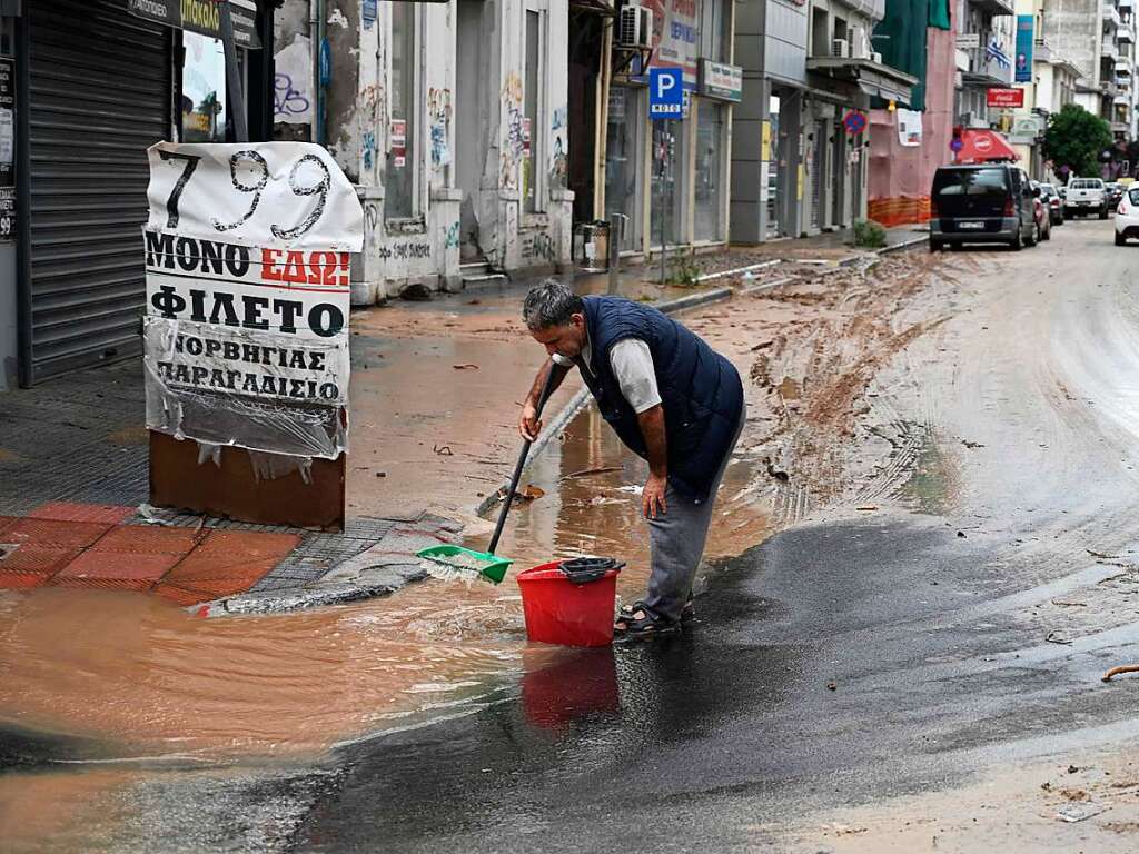 Nach verheerenden Waldbrnden hoffte man auf Entspannung durch Regen. Der kam jetzt. In Form von schweren Unwettern mit berschwemmungen. Die Trinkwasserversorgung, der Strom und das Handynetz ist in manchen Regionen ausgefallen.