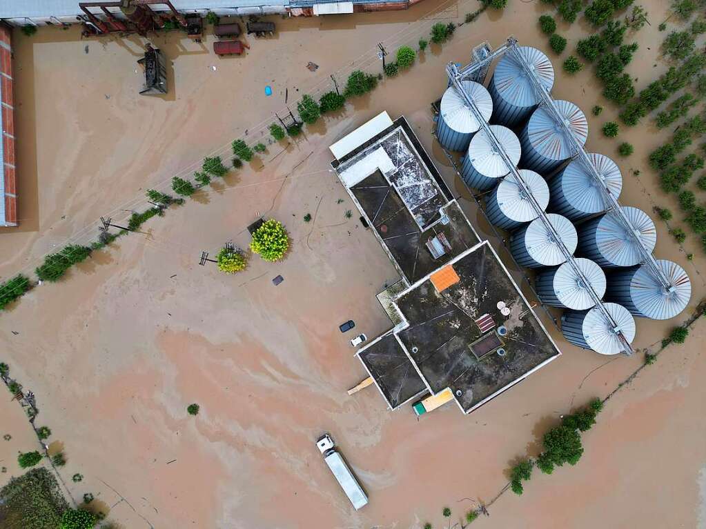 Nach verheerenden Waldbrnden hoffte man auf Entspannung durch Regen. Der kam jetzt. In Form von schweren Unwettern mit berschwemmungen. Die Trinkwasserversorgung, der Strom und das Handynetz ist in manchen Regionen ausgefallen.