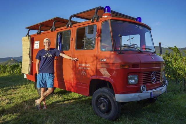 Kaum Platz, aber immer mobil: Marvin K...er wohnt in einem alten Feuerwehrauto.  | Foto: Lisa Petrich