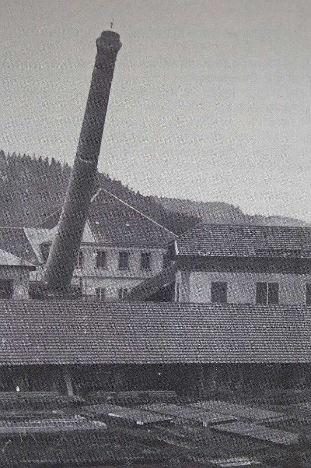 Ende Oktober 1933 wird der Spinnerei-Schornstein gesprengt.  | Foto: Repro: Thomas Mutter