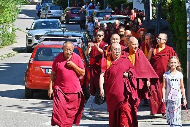 80 buddhistische Mönche machen Halt in Freiburg