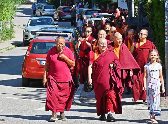 Die buddhistischen Mnche auf dem Weg vom Bus zum Brunch  | Foto: Michael Bamberger
