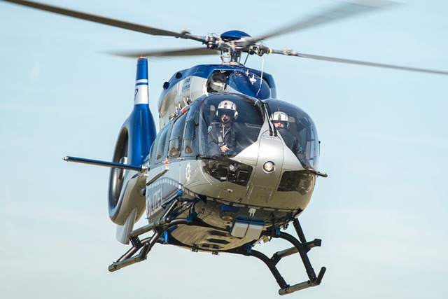 Unter anderem mit einem Hubschrauber (...zu stoppen, von diesem gerammt worden.  | Foto: Wolfram Kastl