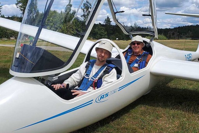 BZ-Reporter Stefan Mertlik (links) und...r Rudolf Baderschneider vor dem Start.  | Foto: Segelfluggruppe Reislingen