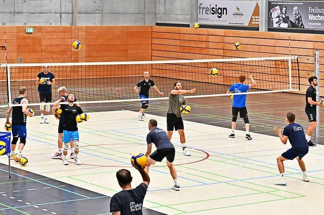 Einschlagen vor einem intensiven Train...en sich  auf den Bundesliga-Start vor.  | Foto: Achim Keller