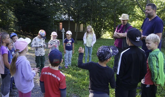 13 Kinder waren  mit Lehrer Bernd Mugr...ter Gerwin Schler im Wald unterwegs.   | Foto: Reinhard Herbrig