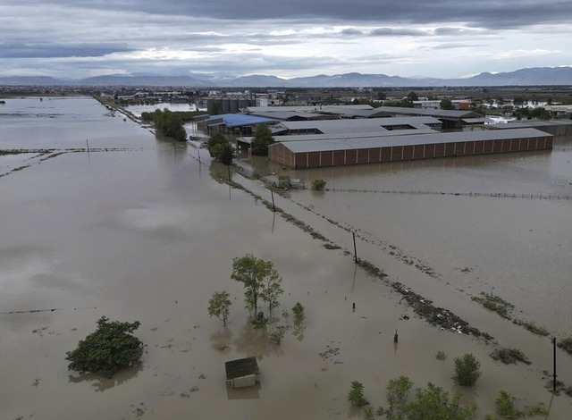 Hochwasser und Schlamm bedecken das La... Rekordregen in der Region Thessalien.  | Foto: Vaggelis Kousioras (dpa)