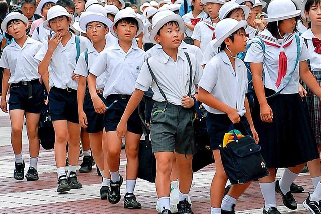 Fr viele Schlerinnen und Schler in ... an Schulen einzufhren. (Symbolbild).  | Foto: epa Andy Rain