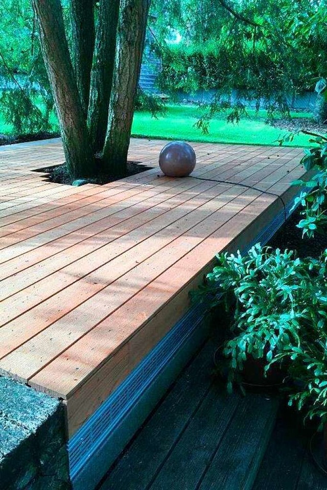 Eine Terrasse aus Douglasienholz hat e...gen Farbverlauf und eine ruhige Optik.  | Foto: FRANK Holz